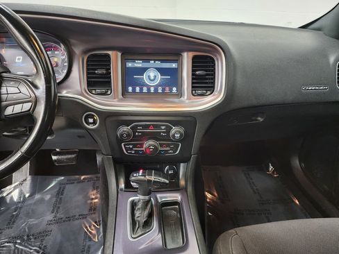 Used 2019 Dodge Charger SXT image 17