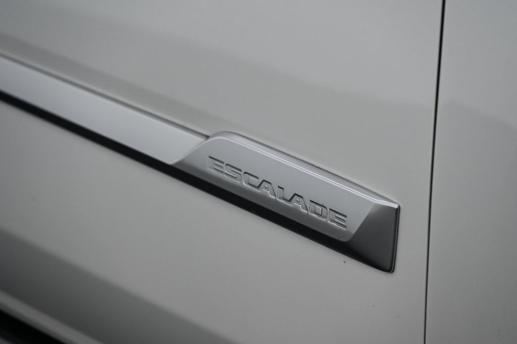 Used 2018 Cadillac Escalade Platinum AWD/4WD image 13