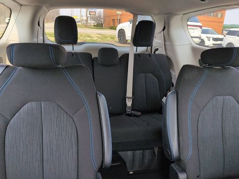 Used 2021 Chrysler Pacifica Touring w/ Cold Weather Group image 8