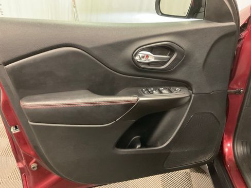 Used 2019 Jeep Cherokee Trailhawk w/ Cold Weather Group AWD/4WD image 18
