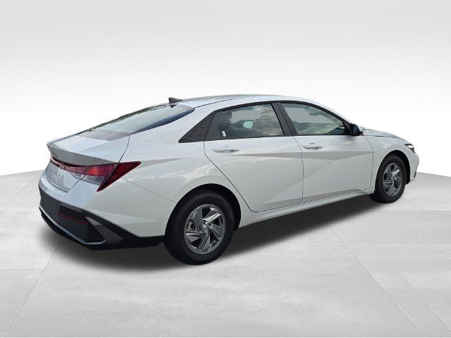 New 2026 Hyundai Elantra SE FWD image 5