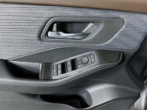 Used 2023 Nissan Rogue SV image 15