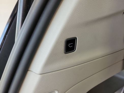 Used 2023 Chrysler Voyager LX image 18