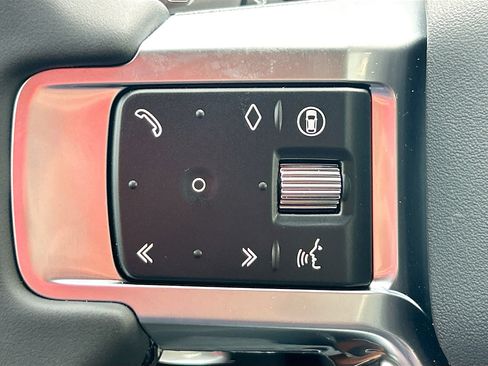 New 2025 Land Rover Discovery Dynamic SE image 30