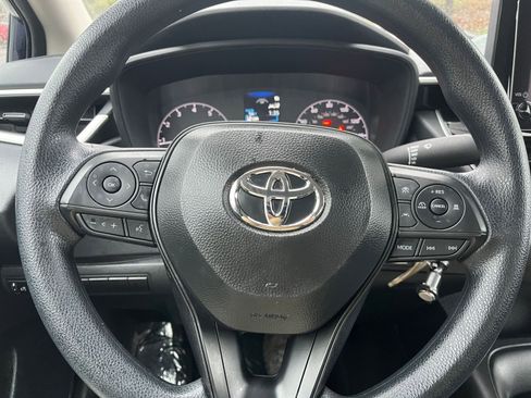 Used 2025 Toyota Corolla LE image 28