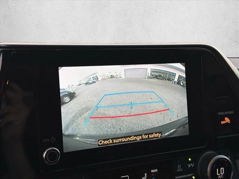 Used 2023 Toyota Highlander XLE image 14