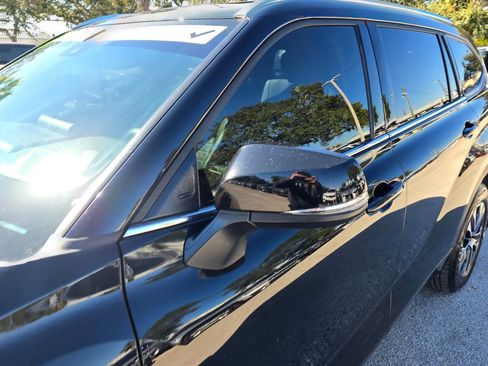 Used 2021 Toyota Highlander XLE image 10