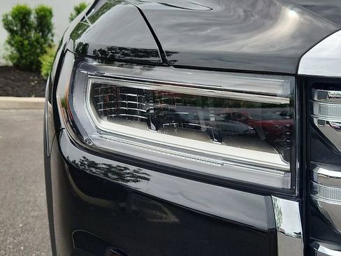 Used 2023 GMC Acadia SLE w/ Driver Convenience Package FWD image 9