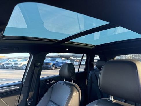 Used 2022 Volkswagen Tiguan SE R-Line image 10