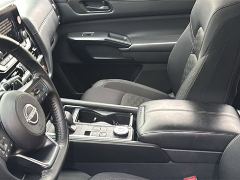 Used 2024 Nissan Pathfinder SV image 21