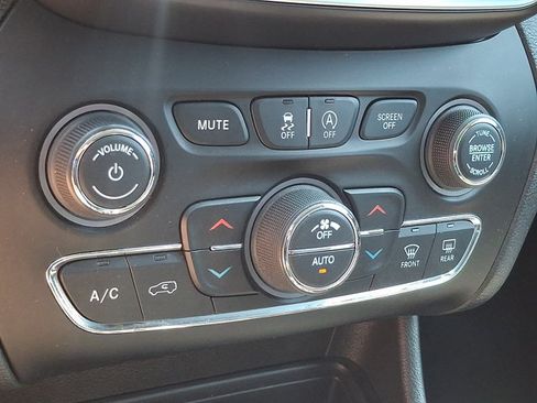 Used 2019 Jeep Cherokee Limited w/ Luxury Group AWD/4WD image 15
