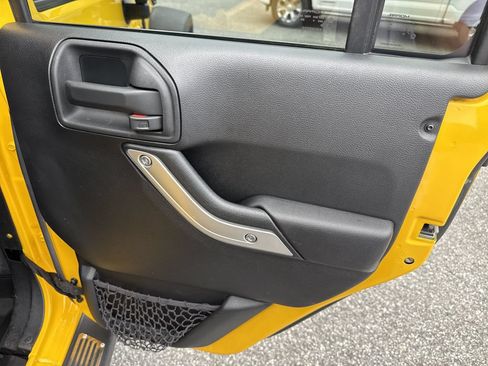 Used 2015 Jeep Wrangler Unlimited Rubicon w/ Connectivity Group AWD/4WD image 17