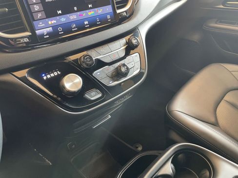 Used 2025 Chrysler Pacifica Select image 39