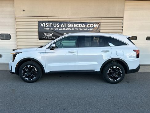 Certified 2025 Kia Sorento S w/ Panoramic Sunroof Package image 8