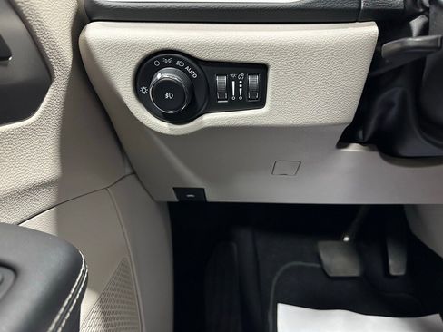 Used 2023 Chrysler Pacifica Touring-L image 17