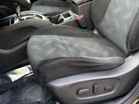 Used 2016 Nissan Rogue SV w/ SV Premium Package image 17