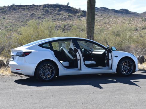 Used 2022 Tesla Model 3 Standard Range image 10