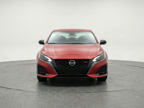 Used 2025 Nissan Altima 2.5 SV FWD image 2