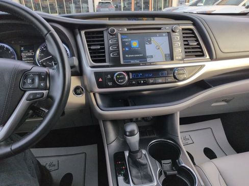 Used 2017 Toyota Highlander XLE image 17