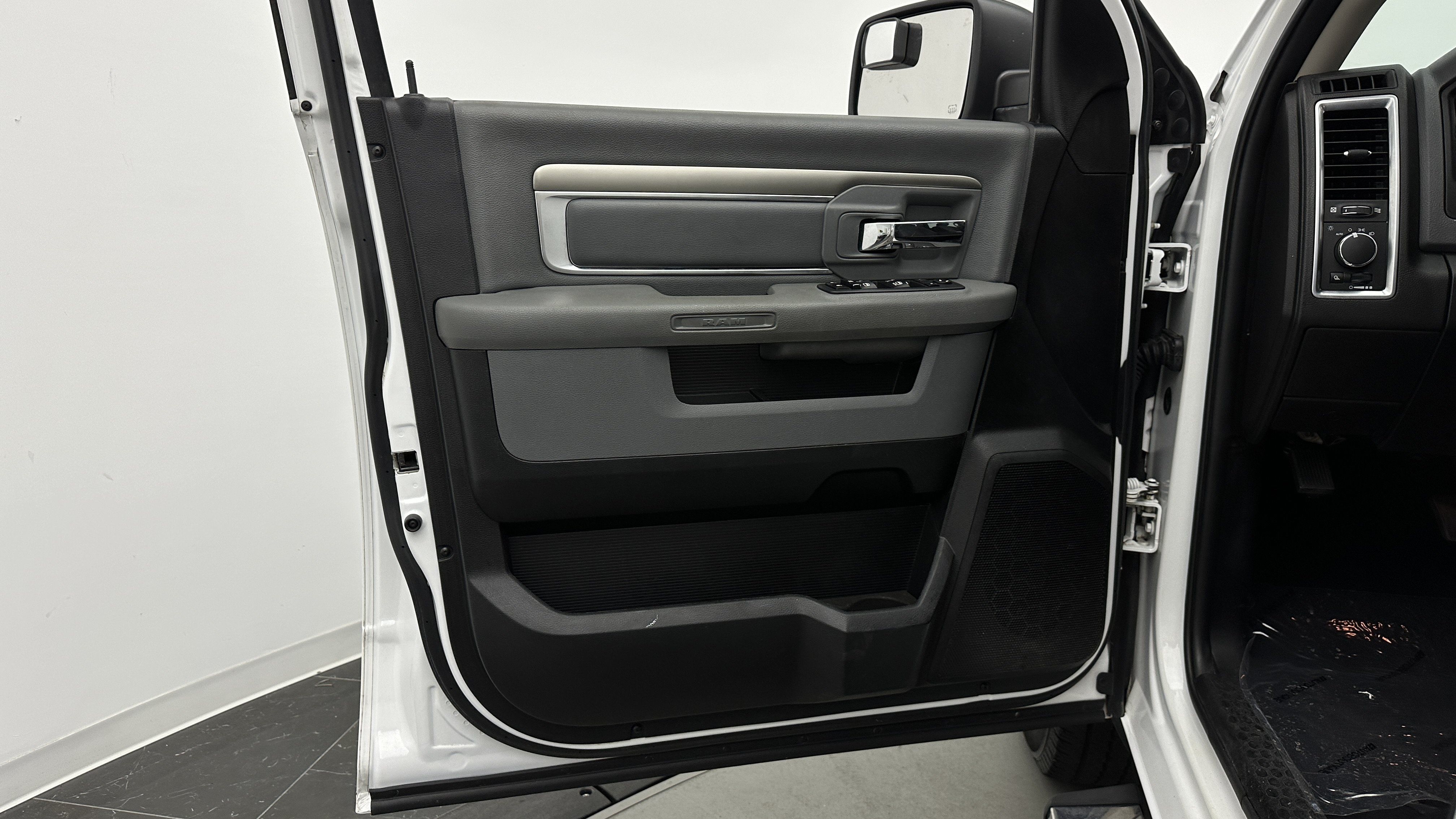 Used 2020 RAM 1500 Classic SLT RWD image 10