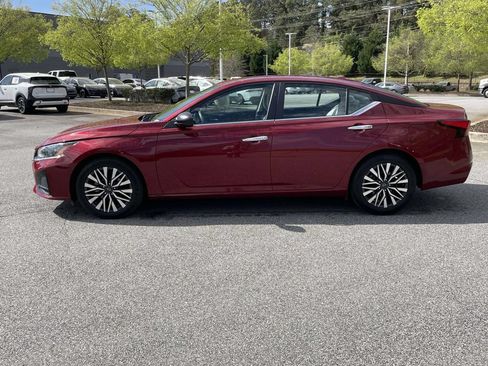 Used 2025 Nissan Altima 2.5 SV FWD image 2