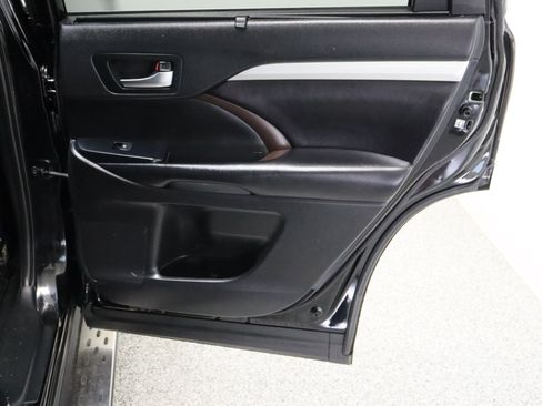 Used 2019 Toyota Highlander XLE FWD image 37