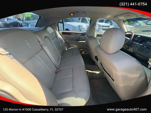 Used 2010 Lincoln Town Car Signature Limited image 27
