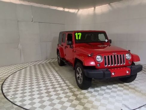 Used 2017 Jeep Wrangler Unlimited Sahara w/ Connectivity Group AWD/4WD image 6
