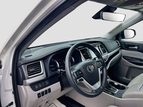 Used 2019 Toyota Highlander XLE AWD/4WD image 6