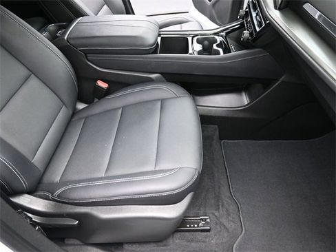 Used 2025 Chevrolet Traverse LT image 25