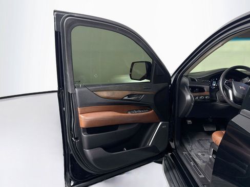Used 2019 Cadillac Escalade Luxury w/ Escalade Sport Edition AWD/4WD image 9