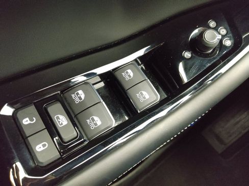 Used 2022 Jeep Grand Cherokee Overland w/ Advanced Protech Group III image 27