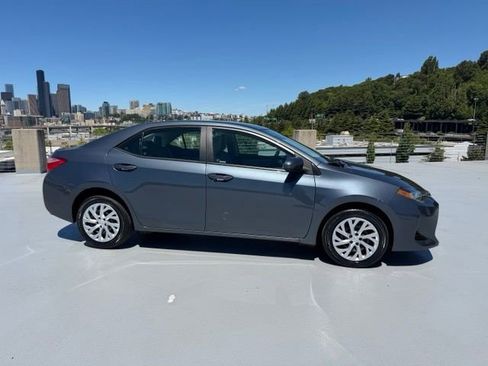 Used 2017 Toyota Corolla LE FWD image 2