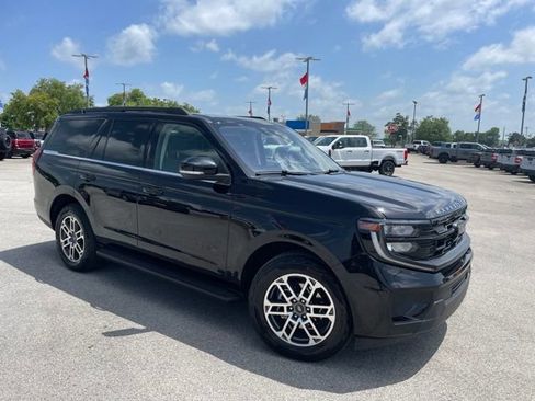 Used 2025 Ford Expedition Active AWD/4WD image 2