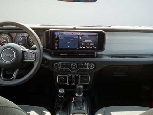 Used 2025 Jeep Gladiator Sport AWD/4WD image 9