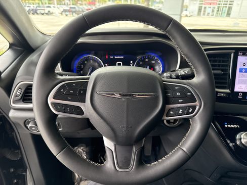 Used 2025 Chrysler Pacifica Select FWD image 17