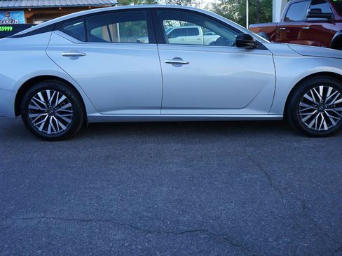 Used 2024 Nissan Altima 2.5 SV FWD image 2