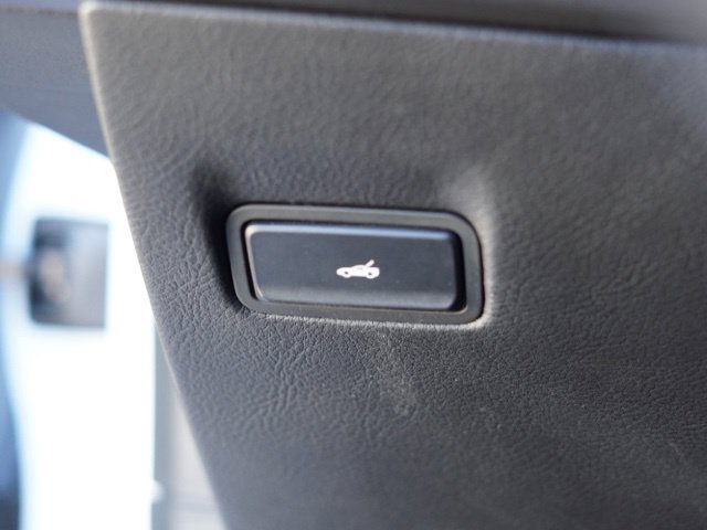 Used 2018 Chevrolet Corvette Stingray Convertible w/ 1LT RWD image 18