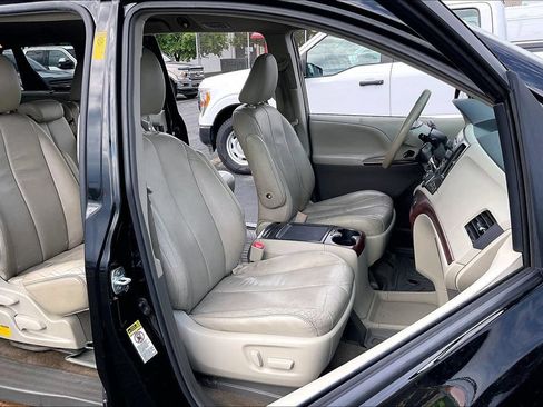 Used 2014 Toyota Sienna XLE FWD image 6