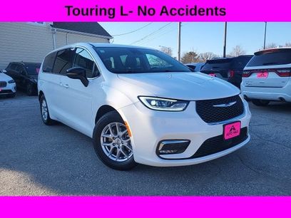 Used 2024 Chrysler Pacifica Touring-L