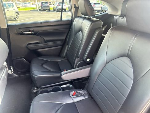 Used 2023 Toyota Highlander XLE AWD/4WD image 19