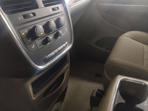 Used 2016 Chrysler Town & Country LX FWD image 26
