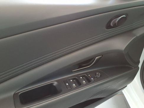 Certified 2025 Hyundai Elantra SEL FWD image 12