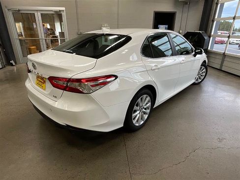 Used 2019 Toyota Camry LE FWD image 5
