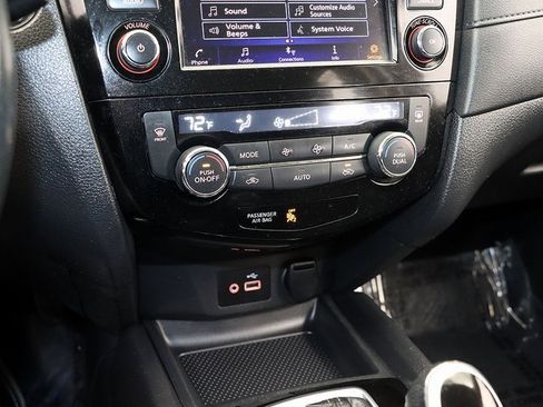 Used 2018 Nissan Rogue SV image 19