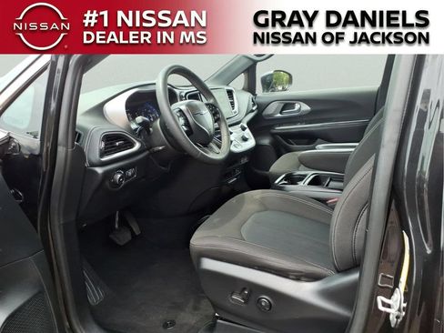 Used 2022 Chrysler Pacifica Touring FWD image 24