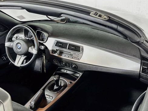 Used 2005 BMW Z4 2.5i RWD image 12