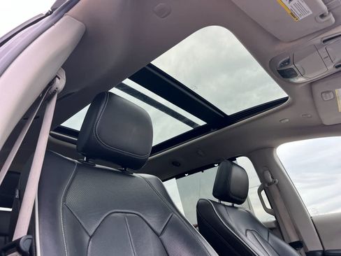 Used 2023 Chrysler Pacifica Limited image 19