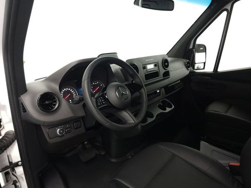 Used 2025 Mercedes-Benz Sprinter 2500 image 8