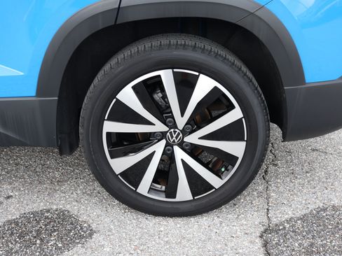 Used 2023 Volkswagen Taos SE w/ Panoramic Sunroof Package FWD image 14